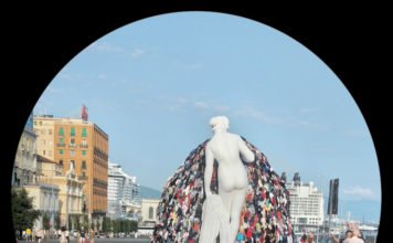 Napoli contemporanea/ Pistoletto: «La Venere degli stracci siamo noi: bellezza e miseria. Dobbiamo impegnarci per cambiare il mondo, creando il terzo Paradiso». Mentre Piazza Mercato viaggia verso la rinascita