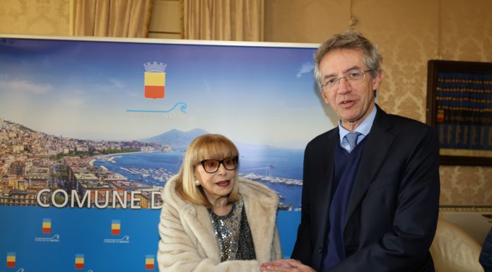 Palazzo San Giacomo/ Miranda Martino riceve la medaglia della città di Napoli: «Mi chiedo solo perché non mi sia stata data prima»