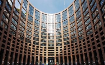 Il dito nell’occhio/ Quel garantismo della destra italiana nei confronti dei politici. Usa, invece, la clava per chi commette reati di sussistenza