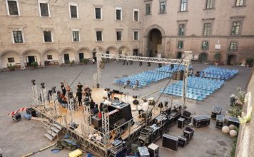 La città afosa/ L’estate napoletana torna al Maschio Angioino e la notte della tammorra in piazza Mercato. Ma la cultura naviga senza rotta