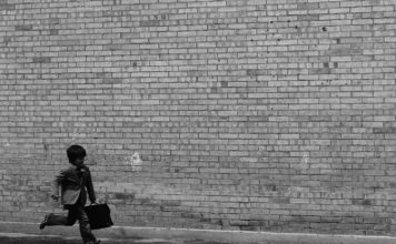 La mostra a Palazzo Migliaresi/ Pozzuoli emerge dalla memoria fotografica di Flavio Brunetti: quella terra tradita nel sud italiano degli anni ’70