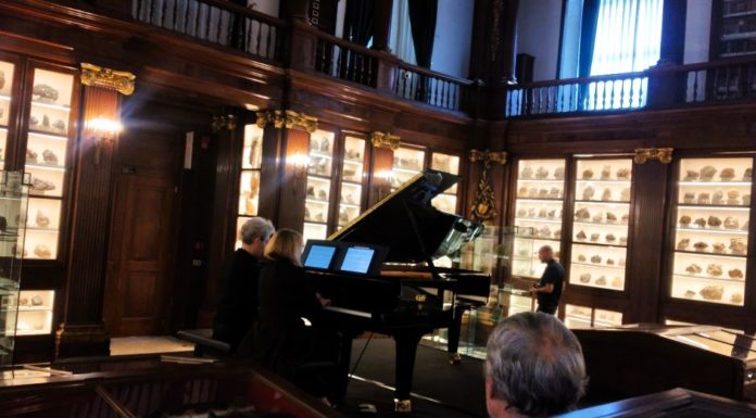 Festival Spinacorona/ Meraviglie di Schubert al Real museo federiciano di mineralogia con il Kyiv piano duo. Ma il concerto si smarrisce fra 30 sedie in meno:  pubblico di ultrasessantenni (non raccomandati) in piedi, con grandi difficoltà