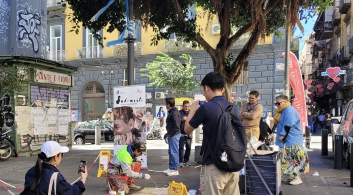 Graffiti/ L’argentino Guido Palmadessa dipinge le relazioni umane sui marciapiedi di Napoli