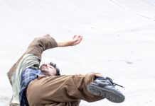 Centro nazionale di produzione della danza/ Körper: in scena, l’astro nascente Akira Yoshida “Burial of the bark”. Storia di solitudine e smarrimento