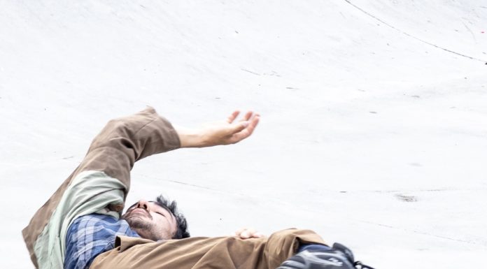 Centro nazionale di produzione della danza/ Körper: in scena, l’astro nascente Akira Yoshida “Burial of the bark”. Storia di solitudine e smarrimento