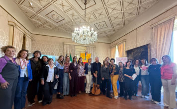 Komen Italia/ Arriva a Napoli la race for the cure: 3 giorni per la prevenzione contro il tumore al seno. E le donne in rosa cantano: “Femmena so’ femmena”