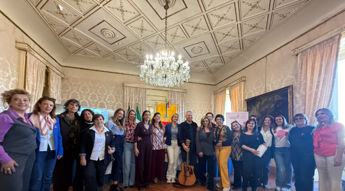 Komen Italia/ Arriva a Napoli la race for the cure: 3 giorni per la prevenzione contro il tumore al seno. E le donne in rosa cantano: “Femmena so’ femmena”