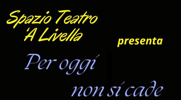 Teatro ‘A Livella/ “Per oggi non si cade”: Roberto Maria Azzurro porta in scena l’ironia di Manlio Santanelli. Quella spazzatura sospesa in aria