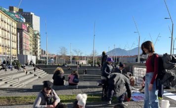 Piazza Garibaldi/ Letture, musica e teatro per ridare luce alla città: così il Natale diventa occasione di bellezza per la cittadinanza e i turisti. Dal 5 dicembre all’8 gennaio