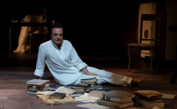 Teatro Mercadante/ “Non posso narrare la mia vita”: omaggio di Roberto Andò a Enzo Moscato. Uno spettacolo intorno al mondo interiore dell’artista scomparso (nel 2024)