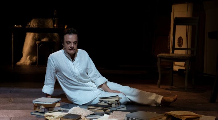 Teatro Mercadante/ “Non posso narrare la mia vita”: omaggio di Roberto Andò a Enzo Moscato. Uno spettacolo intorno al mondo interiore dell’artista scomparso (nel 2024)