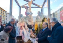 Piazza Municipio/ La Natività degli artigiani di San Gregorio armeno celebra la tradizione (presepiale) napoletana