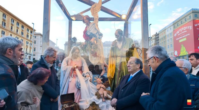 Piazza Municipio/ La Natività degli artigiani di San Gregorio armeno celebra la tradizione (presepiale) napoletana