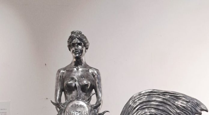 Neapolis 2500/ Simbolo di rinascita, la Parthenope di Lello Esposito troverà casa a Monte Echia. Una sirena con zampe da gallo che rimandano al Vesuvio (rovesciato)