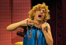 Ridotto del Mercadante/ Arturo Cirillo mette in scena “Scende giù per Toledo” di Giuseppe Patroni Griffi. Con Rosalinda Sprint, figura fragile, innocente e tenera