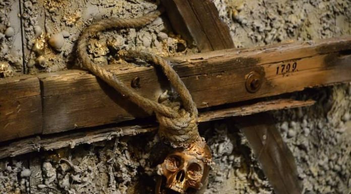 Materdei/ Napoli fra storia e simboli: il centro d’arte Poyel ospita la personale di Maurizio Romeo. La città come corpo vivo e contraddittorio