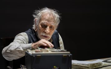 Campania teatro festival/ Universo di pace e bellezza. Roberto Andò inaugura la rassegna con “L’ultimo nastro di Krapp” interpretato da Renato Carpentieri