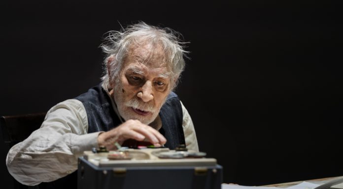 Campania teatro festival/ Universo di pace e bellezza. Roberto Andò inaugura la rassegna con “L’ultimo nastro di Krapp” interpretato da Renato Carpentieri