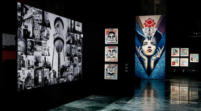 Gallerie d’Italia Napoli 1/ Nel buio dei confini, la luce dell’arte. Quella resistenza visiva di Obey (Shepard Fairey)