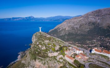 Maratea/ Approda in Basilicata l’Italian Art Tour curato da Carla Viparelli. Sei artisti (internazionali) dialogano con il paesaggio, la comunità e i giovani talenti del territorio