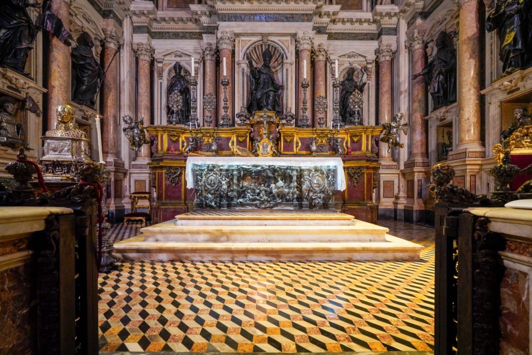 Restauro-pavimento-Cappella-San-Gennaro_foto-Francesco-Squeglia_3462