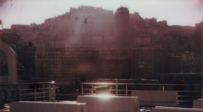 Filicudi/ Da Napoli alle Eolie sul traghetto Laurana: Andrea De Fusco racconta la poesia di una traversata in 90 foto Polaroid