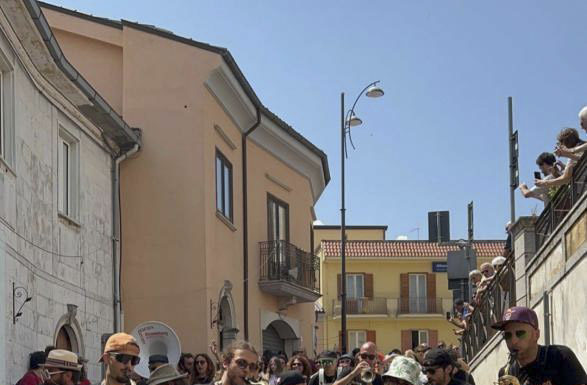 Capacciamm street fest/ La rassegna nel borgo cilentano compie 10 anni. Musica, arte e acrobazia sotto le stelle