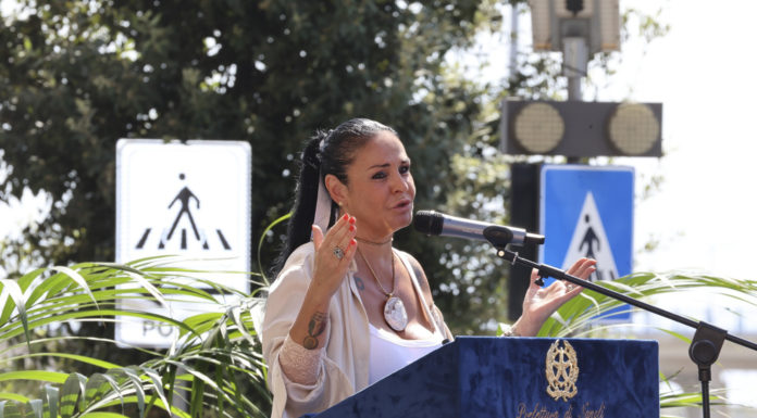 Piazza Municipio/ Tre anni fa veniva ucciso il giovane musicista Giovanbattista Cutolo. La madre Daniela Di Maggio: «Il mandante del suo omicidio è questa società dall’ego ipertrofico, pettinato e impomatato»