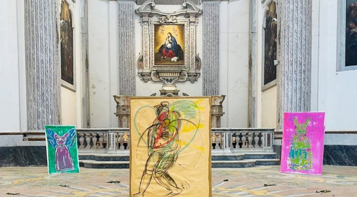 Museo della moda/ Fondazione Mondragone: nuovo capitolo per la mostra di Claudia Piscitelli dedicata alla psiche femminile. Tra abiti vuoti, emerge l’essenza di un corpo nudo