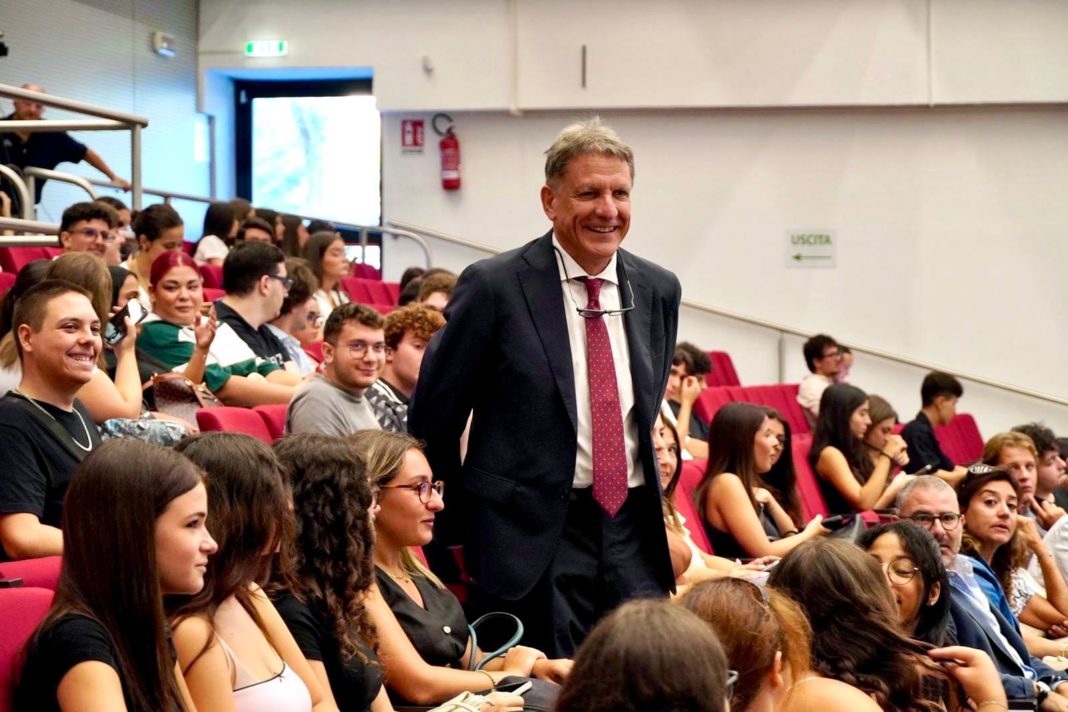 il rettore Andrea Mazzucchi tra gli studenti del semestre filtro