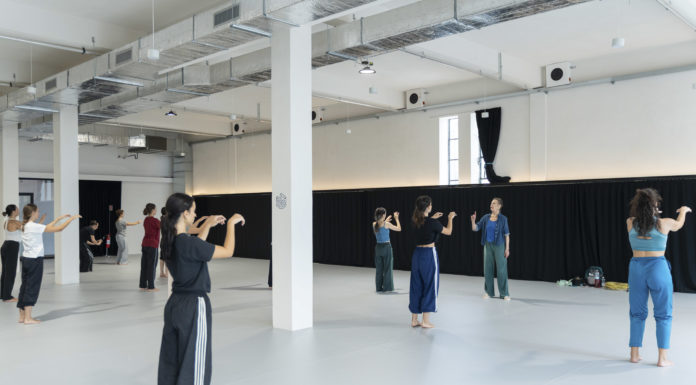 Ex fabbrica Pirelli/ Danza, Carolyn Carlson torna a Napoli dopo 15 anni: masterclass e incontro con il pubblico. Il movimento come gesto poetico